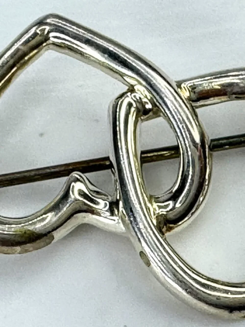 N/A clasp brooch